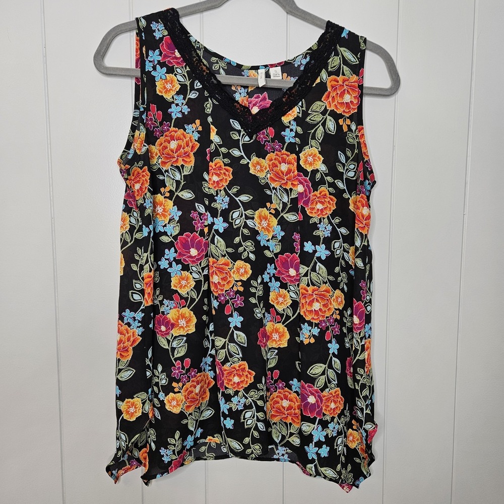 Est. 1946 Small Tank Top Floral Lace Around V Neck
